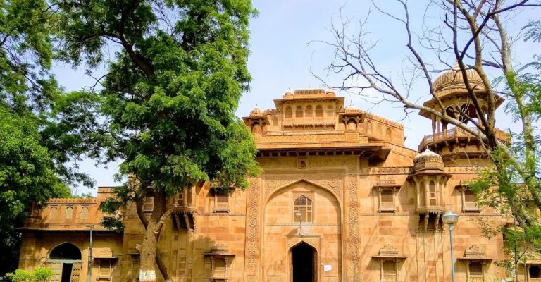 सरकारी दमनकारी नीतियों के कारण प्राईवेट स्कूल्स के संचालकों में शिक्षा विभाग और सरकार के प्रति रोष गहराया