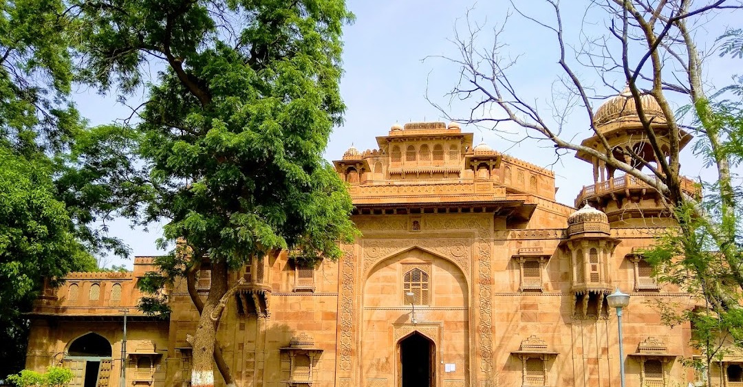 सरकारी दमनकारी नीतियों के कारण प्राईवेट स्कूल्स के संचालकों में शिक्षा विभाग और सरकार के प्रति रोष गहराया