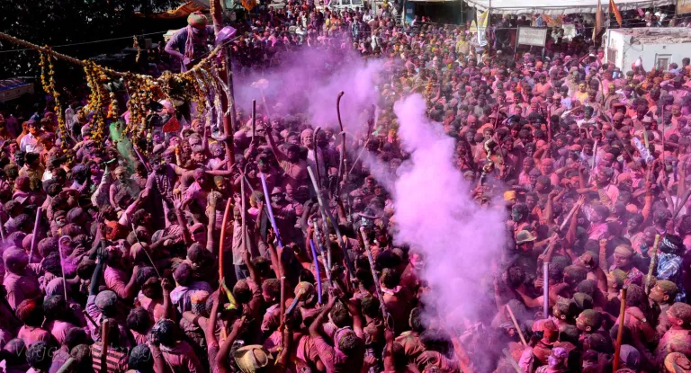 धरती से अंबर तक रस-रंग : बीकानेर की होली के संग